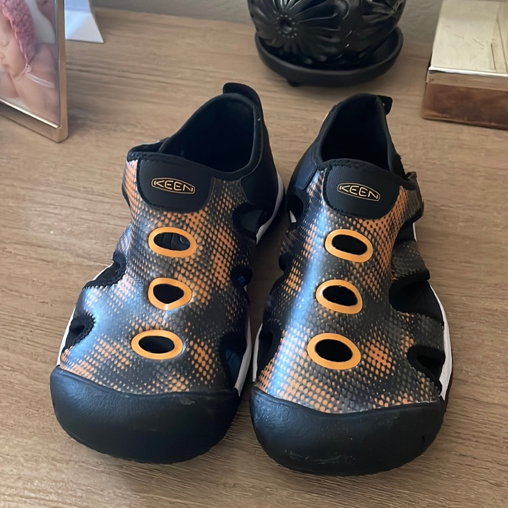 Kids Keen stringray hiking water proof shoes